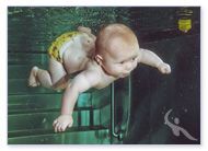 Baby Louis taucht beim Babyschwimmen