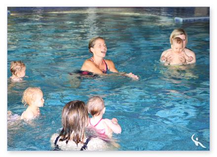 Übungen beim Babyschwimmen