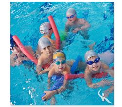 Kinderschwimmgruppe im Wasser