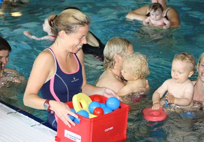 Schwimmkurs Babys im Wasser