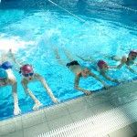 Kinder lernen Schwimmen
