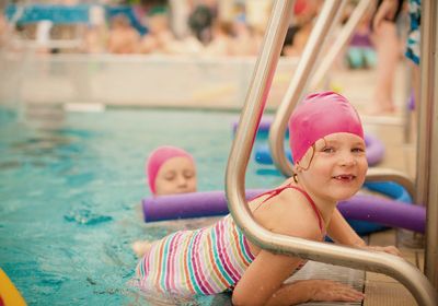 Kleinkind Schwimmt zum Beckenrand