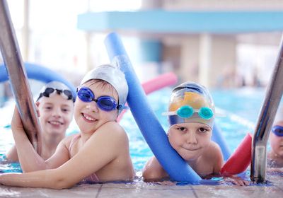 Kleinkinder beim Gruppenschwimmen