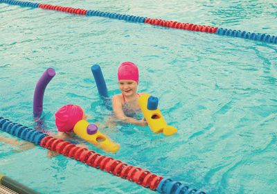 Kleinkinder lernen Schwimmen mit Schwimmnudeln